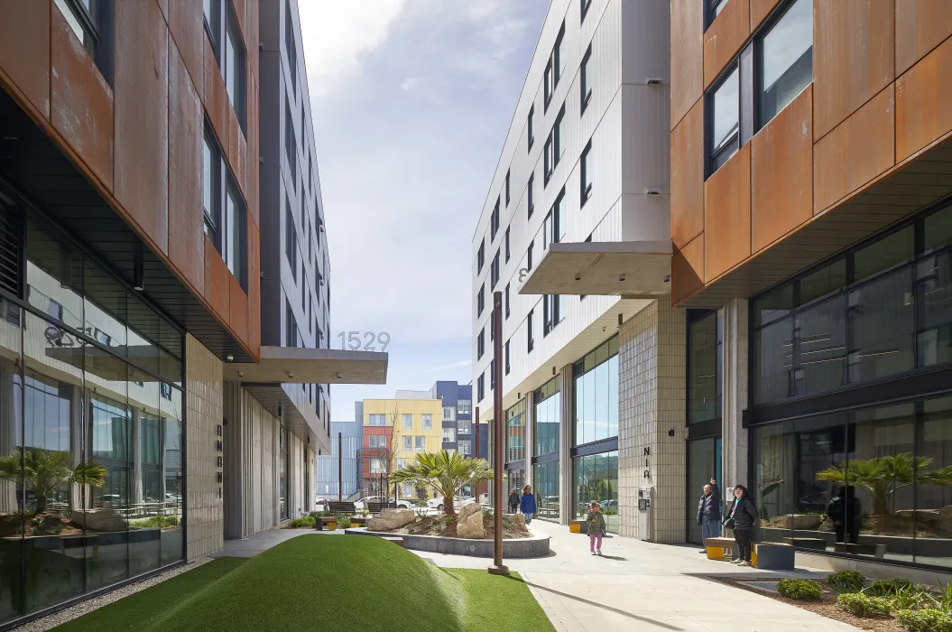 Exterior view the courtyard at Amani and Nia at Sunnydale.